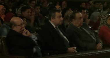 عصام شرف يحضر عرض مسرحية مصر البيت الكبير بجامعة القاهرة