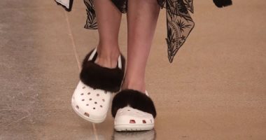 بالصور..الـ crocs بالفراء يظهر على منصات العرض بأسبوع الموضة فى لندن