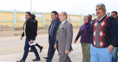 محافظ دمياط يتفقد عملية رصف الموقف الجديد بكفر سعد 