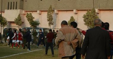 بالصور.. اشتباكات بين جماهير البلدية والجهاز الفنى لصيد المحلة باستاد دقادوس