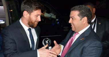 بالصور.. "فالكون" تنجح فى تأمين زيارة ميسي لمصر.. وتهديه درع الشركة