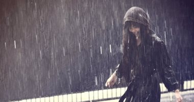 لو ماشى تحت المطر.. نصائح تحميك من الزكام مع تقلبات الطقس 