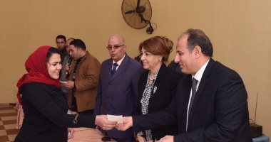 محافظ الإسكندرية يسلم التعويضات للأهالى المالكين لأراضى "بشاير الخير 2"