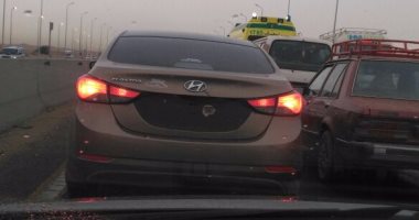 قارئ يشارك بصورة لسيارة بدون لوحات معدنية أعلى الطريق الدائرى