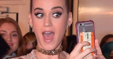 بالصور.. إيلى جولدنج وكاتى بيرى وريتا أورا يتألقن بحفل BRIT Awards