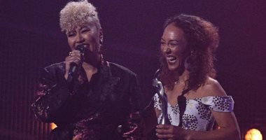 إيميلى ساندى تفوز بجائزة BRIT أفضل أداء منفرد