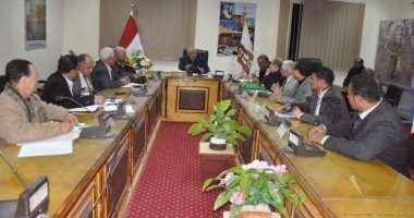  محافظ الوادى الجديد يلتقى برؤساء النقابات لبحث معوقات عملهم