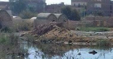 بالصور.. غرق مقابر حى الجناين بالسويس فى مياه الصرف الصحى