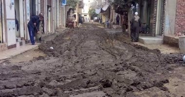 بالصور.. فى قرية شنشور.. "صلحوا ماسورة المياه.. الشارع ضرب"