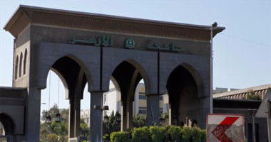 القائم بأعمال رئيس جامعة الأزهر الجديد يصل مكتبه والعاملون يهنئونه