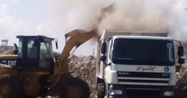 بالصور.. رفع أطنان من الرمال تمهيداً لإنشاء محطتين للصرف والكهرباء بضواحى بورسعيد