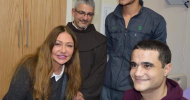 صور زيارة وفد من الإعلاميين والفنانين للمصابين بمستشفى المعادى العسكرى 