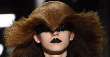 بالصور..شاهد أجمل تصفيفات شعر العارضات فى عرض أزياء دار "Gucci"