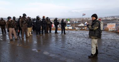 بالصور..متظاهرون ضد أنبوب النفط فى داكوتا ينهون اعتصامهم المستمر منذ عام