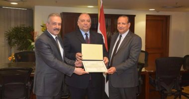 بالصور.. تسليم تجديد تراخيص مطار القاهرة وشرم الشيخ وأسوان