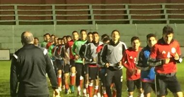 بالفيديو.. منتخب الشباب يشكو سوء أرضية ملاعب التدريب فى زامبيا 