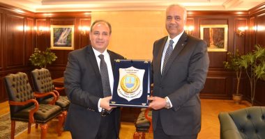 بالصور.. رئيس جامعة الاسكندرية يهدى المحافظ درع الجامعة