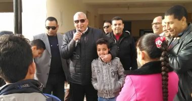 بالصور.. محافظ الوادى الجديد يزور مدرسة "صلاح الدين" ويتحدث مع التلاميذ