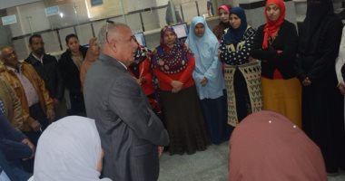 بالصور.. محافظ الوادى الجديد يتفقد العمل بمجلس مدينة الخارجة