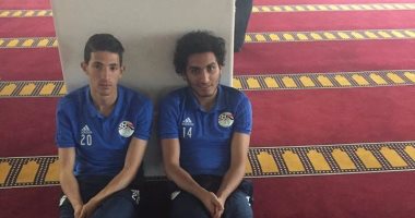 بالصور.. منتخب الشباب يؤدى صلاة الجمعة بأحد المساجد بزامبيا
