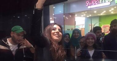 بالفيديو والصور.. آيتن عامر فى "شباك تذاكر" فيلمها "يا تهدى يا تعدى"