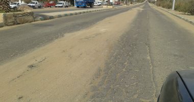 بالفيديو والصور.. الإهمال يضرب الطريق الرئيسى بين الداخلة والخارجة