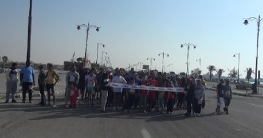 بالفيديو والصور.. ماراثون جرى بكورنيش السويس لتشجيع الشباب لممارسة الرياضة
