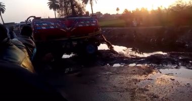 قارئ يرصد سيارة تلقى مياه الصرف فى ترعة بحر  أبو الأخضر بالقليوبية