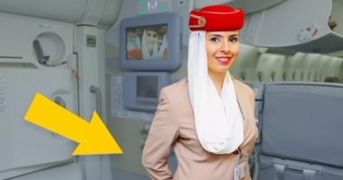 #اعرف..لماذا تضع مُضيفة الطيران يدها للخلف قبل إقلاع الطائرة؟