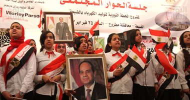 بالفيديو.. أهالى الضبعة يستقبلون وزير الكهرباء بهتاف: "بنحبك يا سيسى"