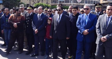 بالصور .. محافظ الإسكندرية يشارك فى تشييع جنازة مدير عمليات النجدة