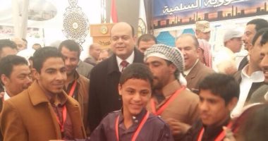 بالفيديو.. أهالى الضبعة يستقبلون محافظ مطروح بحفاوة لبحث مزايا المشروع النووى