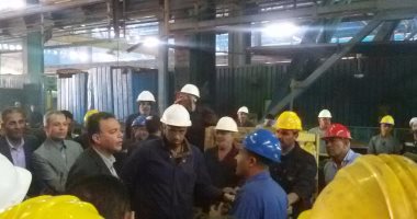 بالفيديو.. وزير النقل لـ"عامل" طالب بتصنيع القطارات بمصر: "ياريت كل الناس زيك"