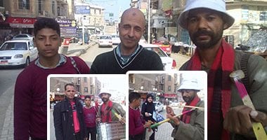 بالفيديو والصور.. رحالة فى حب الربابة .. محمد أحمد يصنع ويتجول ويعزف بـ 27 محافظة.. العازف المتجول ورث المهنة عن والده ويحاول توريثها لابنه ويرفض رفع ثمنها.. والمواطنون: نشتريها لاطفالنا لنعلمهم حب التراث