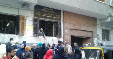 بالصور..معاناة المواطنين أمام مكتب تموين مصر القديمة