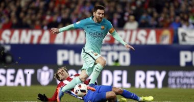بالفيديو.. وصول لاعبى برشلونة وأتلتيكو إلى ملعب "الكالديرون"