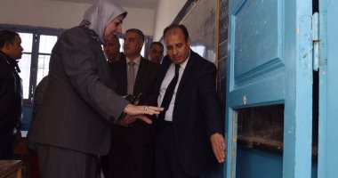 بالصور..محافظ الاسكندرية يشدد على الصيانة بمدرسة الانفوشى