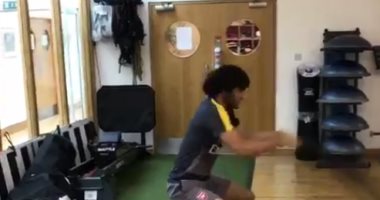 بالفيديو.. محمد الننى يتعافى من الإصابة على طريقة عمرو دياب
