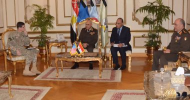 بالفيديو.. قائد "المركزية الأمريكية" يشيد بحرب مصر على الإرهاب فى لقائه بوزير الدفاع