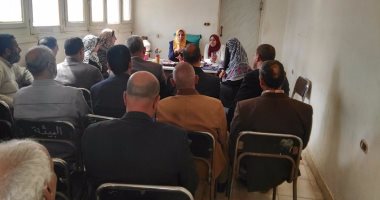 بالصور.. بحث إقامة معرض سلع وملابس ومشغولات يدوية بقلين فى كفر الشيخ
