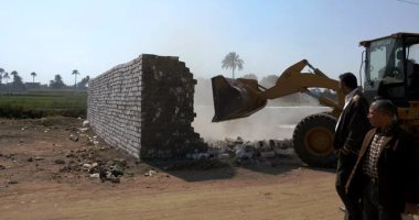 بالصور.. إزالة تعديات على أراض زراعية بمساحة فدان وربع فى سوهاج