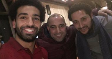 بالصور.. محمد صلاح يلتقى أعضاء رابطة محبيه قبل ساعات من مباراة الإنتر