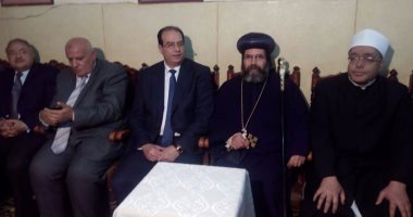 بالصور.. محافظ الدقهلية يقدم العزاء فى قبطى ضحية الجماعات المسلحة