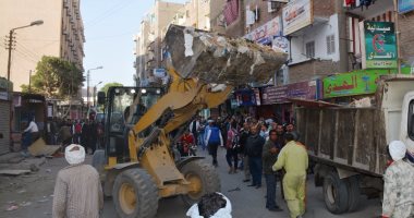 بالصور.. محافظ سوهاج يقود حملة لإزالة الإشغالات خلف الجامعة 