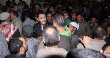 بالصور.. أحمد حسن آخر الحاضرين لجنازة والد أبو تريكة