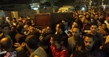 بالصور.. وائل جمعة وعبد الحفيظ أول الحاضرين لجنازة والد أبو تريكة