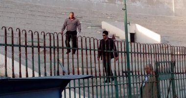 بالصور.. إدارة المحلة تبدأ اجراءات تجديد الاستاد