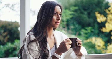 بالصور.. شركة هولندية تطور سوارا ذكيا جديدا للمس حبيبك عن بعد