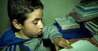 أسرة فى الغربية تطرق باب" الصحة" لعلاج الطفل محمد المصاب بضمور الأطراف 