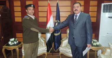 مدير أمن الدقهلية يكرم مساعد شرطة عثر على مبلغ مالى وسلمه لقسم ميت غمر